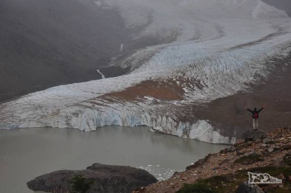 Admirando a imponência do Glaciar Grande, no Parque Nacional Los Glaciares, perto de El Chaltén, na Argentina